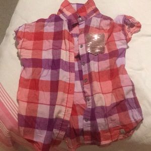 I am selling a plaid buttons up shirt